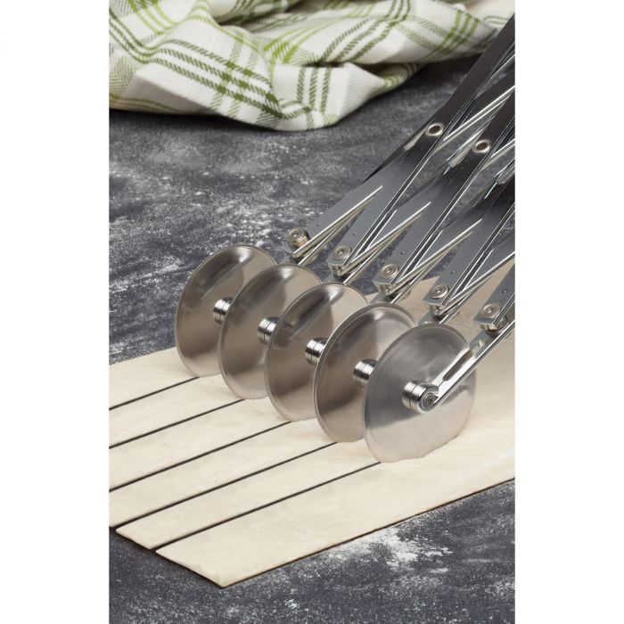 expandable dough cutter with 5 blades cutting pasta dough